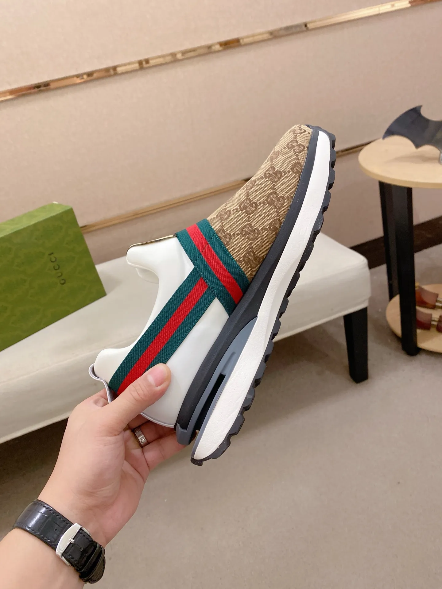 Factory price: 462💰 (GUCCI) The latest 🎁🎁casual and fashionable men's shoes👟 from the official website, hot style 💥 style is simple and elegant, exclusive for trendy men. Unique latest brand elements from the official website 👑original decoration, fashionable and generous, original fabric ✅breathable stretch cloth lining, official website designated wear-resistant casual outsole, classic model taken at the counter in kind🎬38-44 (45 is not returnable and non-refundable)